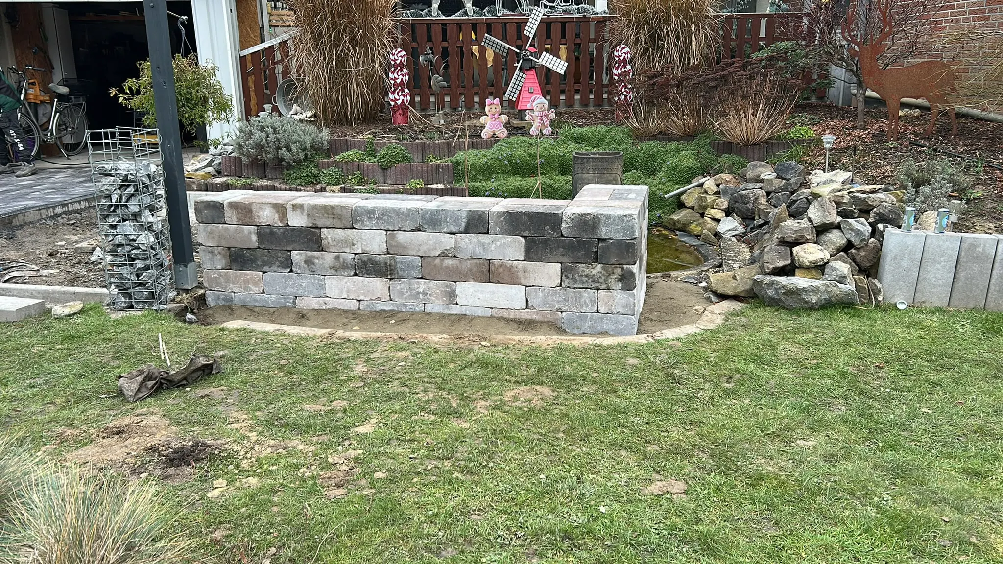 Natursteinmauer an einem angelegten Gartenteich